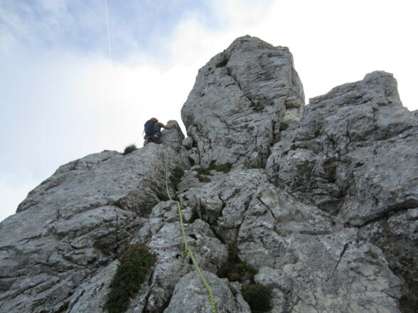 in leichter Kletterei (3+) am Zapfen vorbei auf den Teufelsturm 