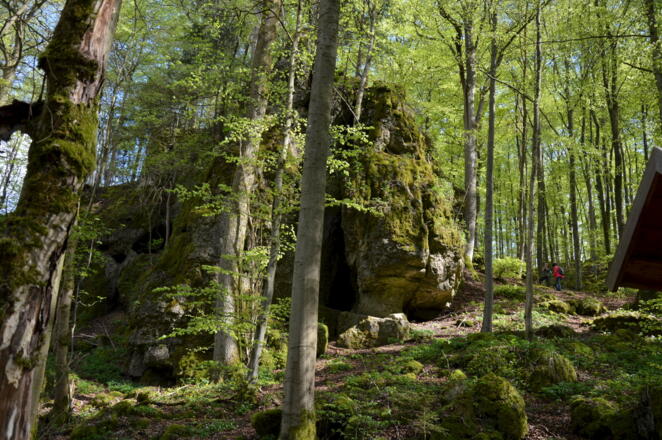 Felsmassiv mit Höhle