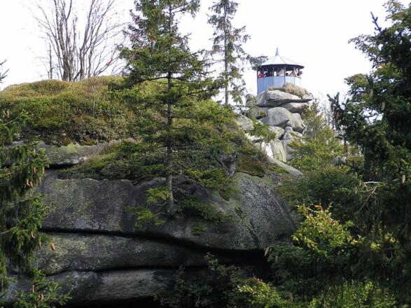 Vom Schlüsselpavillon auf dem Waldstein genießen wir eine herrliche Aussicht.