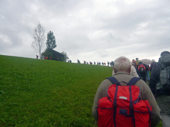 Pilger auf dem Weg nach Aigis