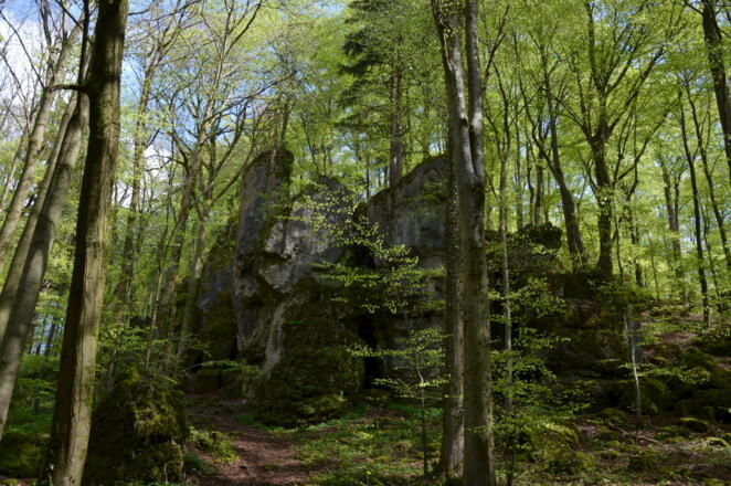 Felsmassiv am Wegrand