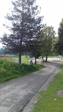 Fußweg durch die Sportanlagen im Weidach 