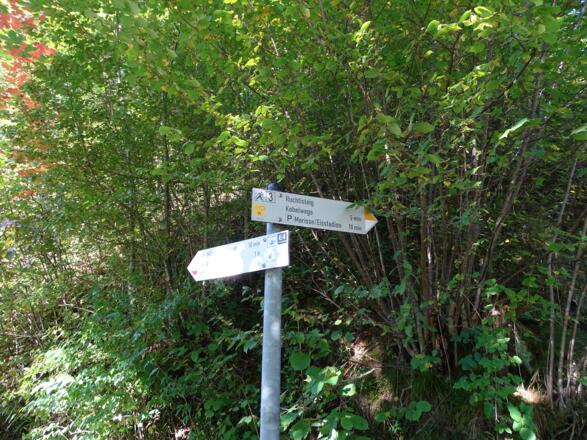 Wanderbeschilderung zum Ruchtisteig