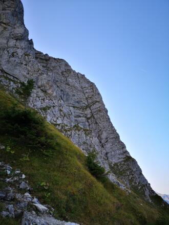 Blick auf die Kemptner Kante vom Beginn der Pfadspur