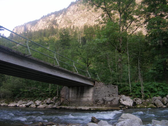 Wir genießen die Kulisse des Feuerschrofen, besonders bei tiefstehender Abendsonne ein beeindruckendes Erlebnis. 