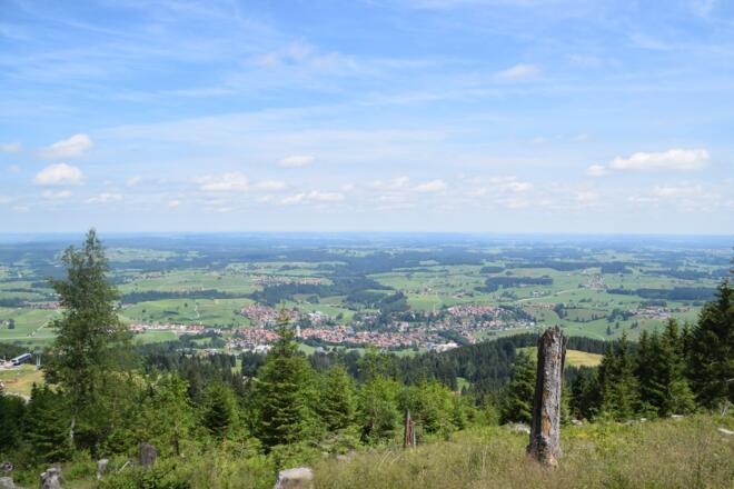 Ausblick auf Nesselwang vom Wanderweg zum Sportheim Böck