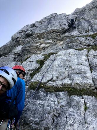 In der 1. SL: die Vorsteigerin klettert gerade in der Platten-Passage