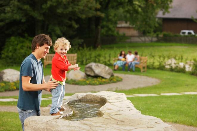 Meditationswiese mit Quellstein