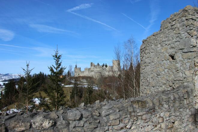 Burgruine Hohenfreyberg von der Ruine Eisenberg gesehen.