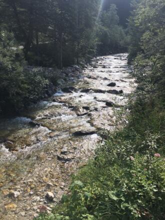 Wanderweg entlang des Wanderwegs