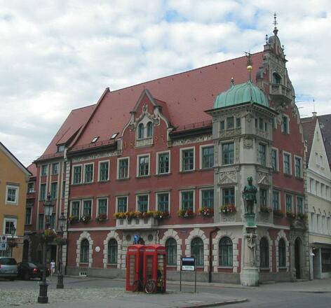 Das prächtige Rathaus von Mindelheim.