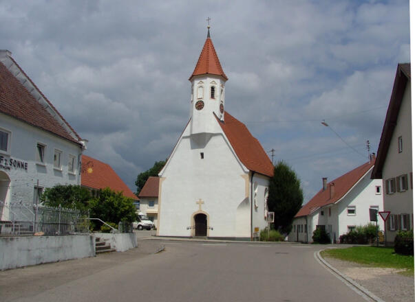 Die Filialkirche St. Leonhard in Oberschönegg.