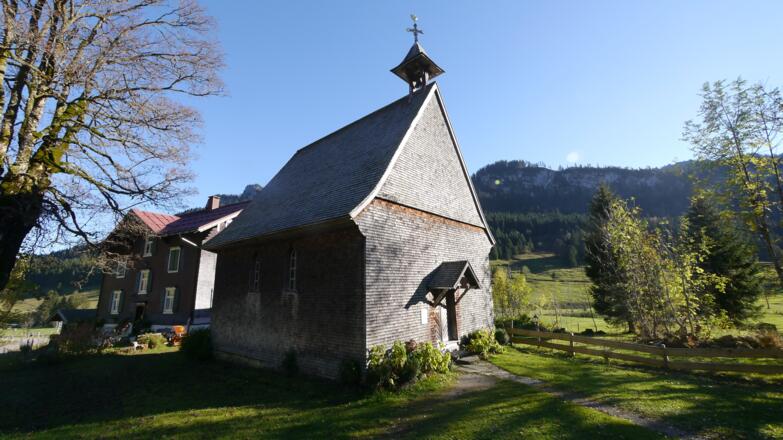 Die hölzerne Kapelle St. Anna im Weiler Rohrmoos.