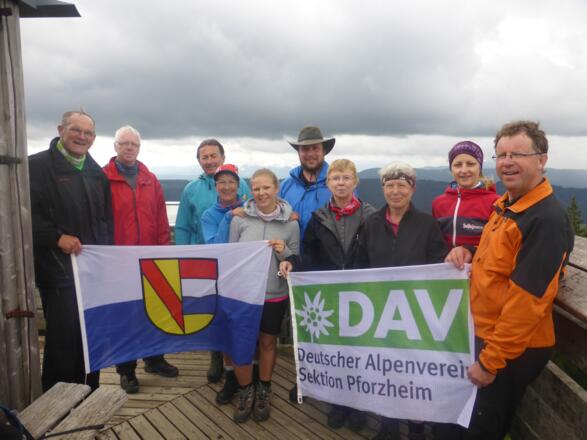 Gruppenbild auf dem Aussichtsturm am Schwarzen Grat.
