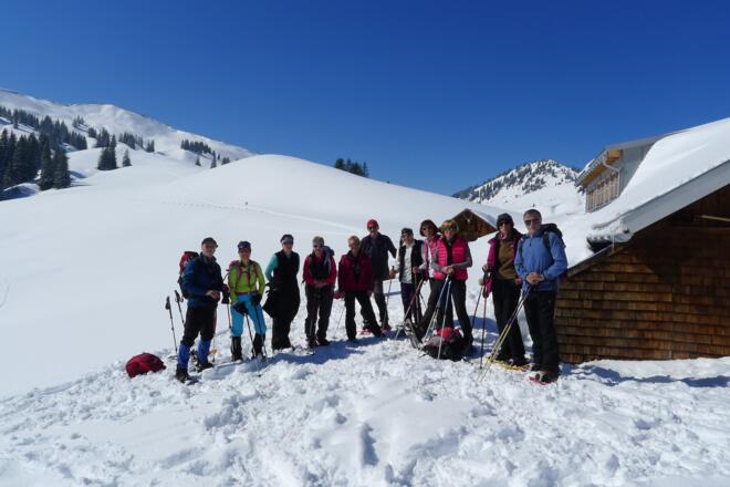 An der tief eingeschneiten Höllritzer Alpe