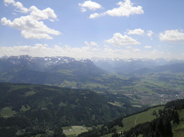 Blick vom Grünten im Allgäu ins Illertal