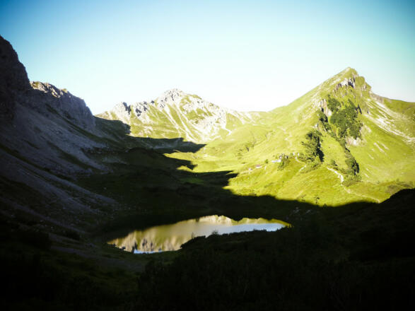 Rückblickend vom Weg zum Lachenjoch auf die Rote Spitze rechts und die Steinkarspitze links