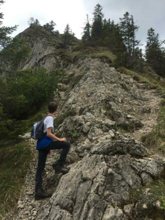 hier geradeaus über die harmlosen Schrofen direkt zum Gipfel