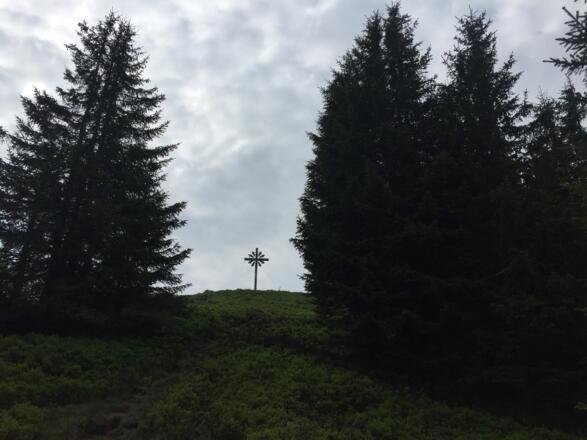 Das Gipfelkreuz des Sonnenkopfes in Sichtweite
