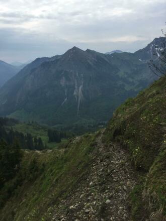 Die besonders bei Nässe etwas unangenehme abschüssige Querung 