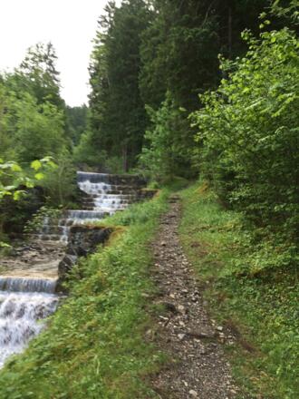 Der Weg verläuft gemütlich entlang des Eybachs