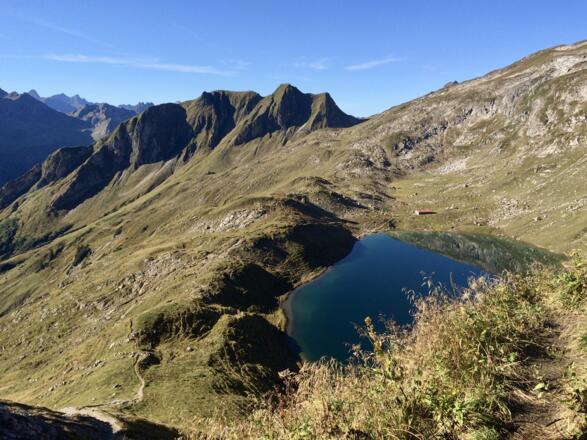 Der Engeratsgundsee im Herbst