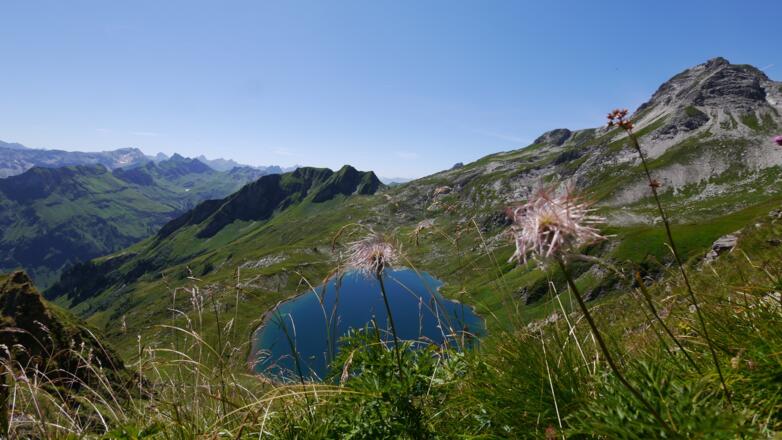 Der Engeratsgundsee beim Großen Daumen, im Hintergrund: die Laufbichlkirche