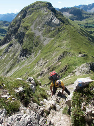 Schon geht die Kletterei los