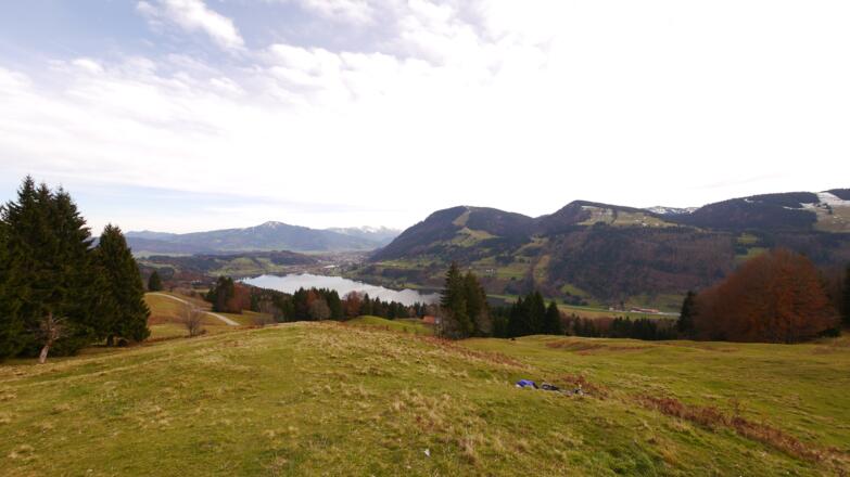 Aussichtspunkt Alpseeblick: vorn der Alpsee, dahinter Grünten, Daumengruppe und Nagelfluhkette