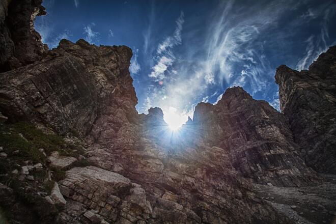 Sonnenaufgang hinter schroffer Felsformation