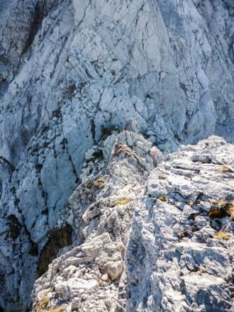 Hier abklettern und vorne die plattige Wand hoch