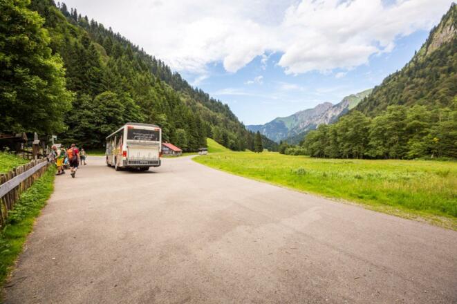 Der letzte Bus fährt kurz nach sechs!