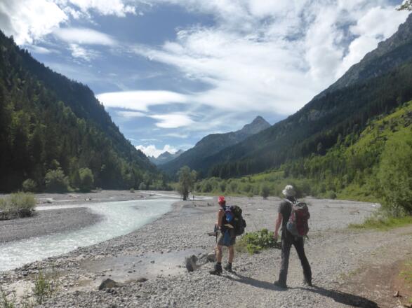 Im Flussbett vom naturbelassenen Hornbach