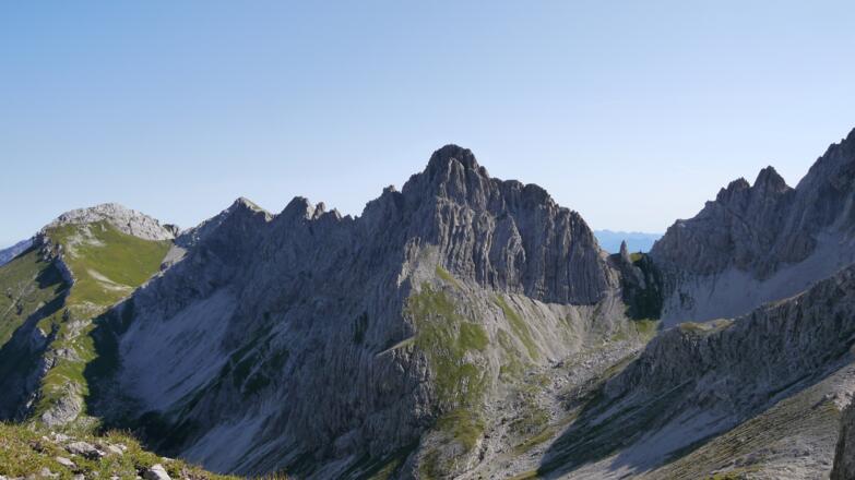 Blick auf die Fuchskarspitze mit ihrem markanten Südgipfel