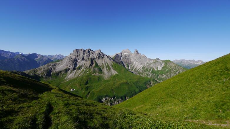 Blick vom Fürschießersattel auf Kratzer, Mädelegabel und Trettachspitze, davor die Kemptner Hütte