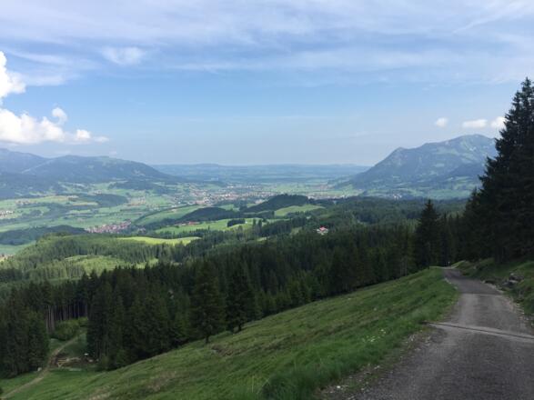 Bei Nässe läuft man besser über den aussichtsreichen Alpweg zurück, der zeitlich gleichlang ist wie der Tobelweg