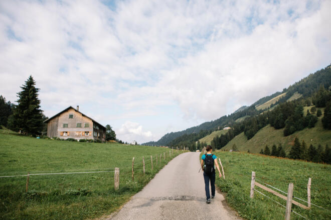 Wanderweg nach dem Gasthof Höfle (c) Nina Bröll / Vorarlberg Tourismus