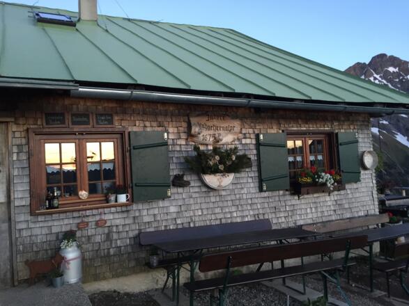 Sonnenterrasse auf der Inneren Kuhgehrenalpe