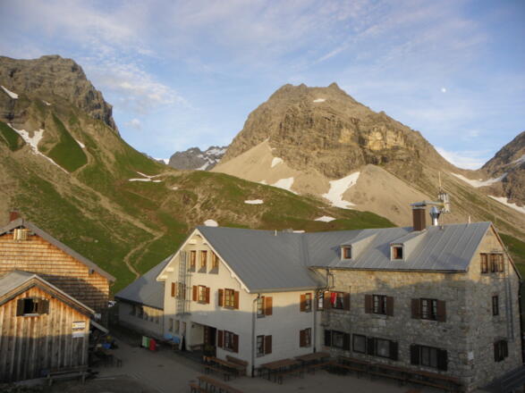 Rappenseehütte mit Rot- und Hochgundspitze, dahinter das Hohe Licht