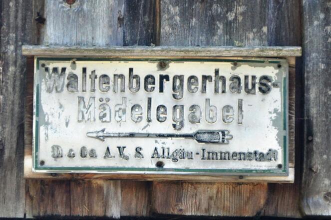 Altes Wegschild Waltenbergerhaus und Mädelegabel