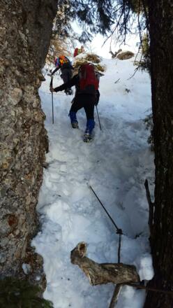Zustieg zum Falken, gesichert mit einem Stahlseil