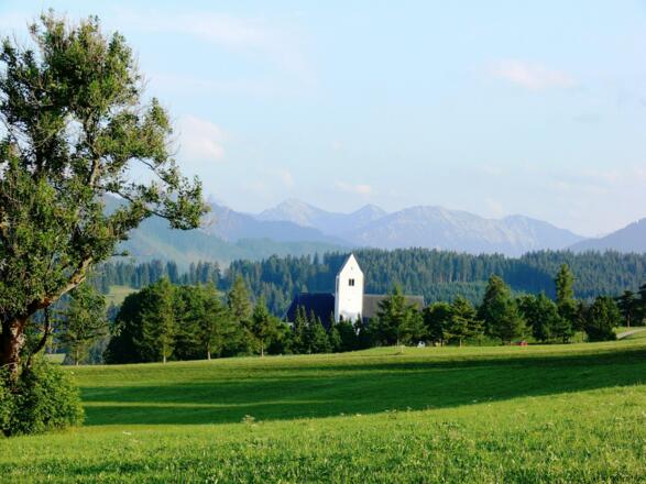 Ausblick mit Kirche St. Michael im Vordergrund