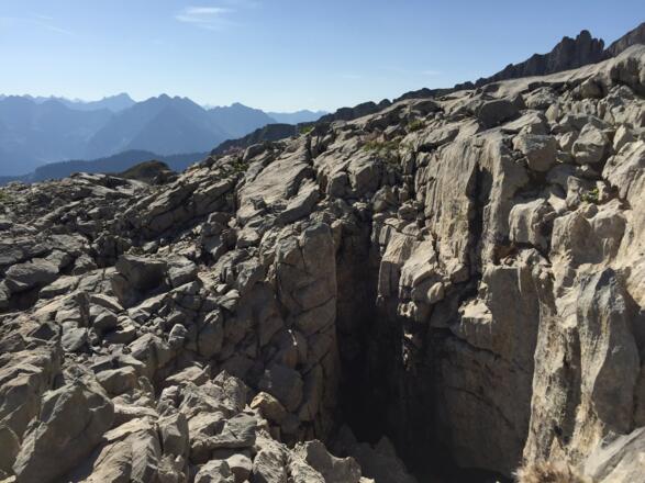 Tiefe Löcher und Spalten im Fels