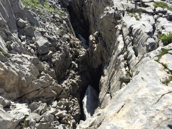 Metertiefe Felsspalten 