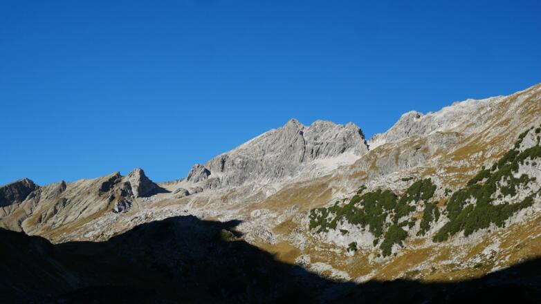 Blick von Osten auf das Hohe Licht und die Kleinen Steinscharte (rechts davon)