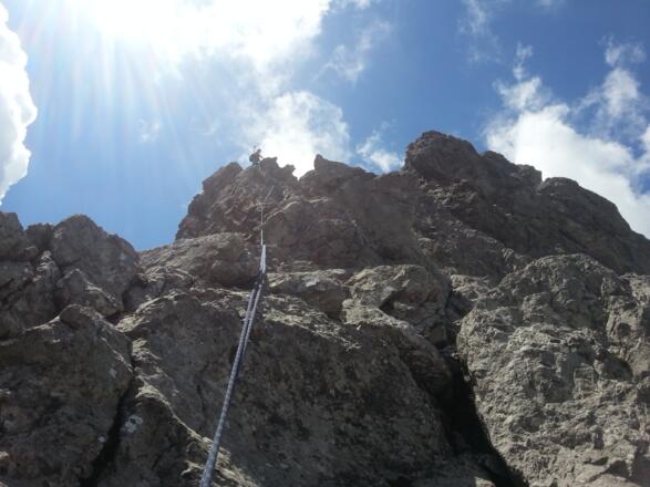 Auf dem Grat in leichter Blockkletterei