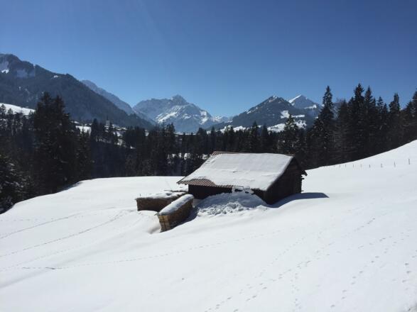 Nach der Schwendebrücke: Panorama von Riezlern bis zum Ifen