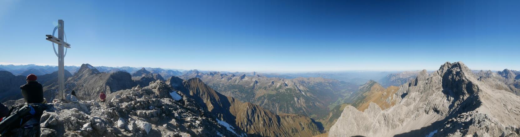 Panorama am Gipfel des Bockkarkopfes. Von rechts nach links gesehen: Hochfrottspitze, Trettachspitze, Stillachtal, Schafalpenköpfe, Biberkopf und hohes Licht