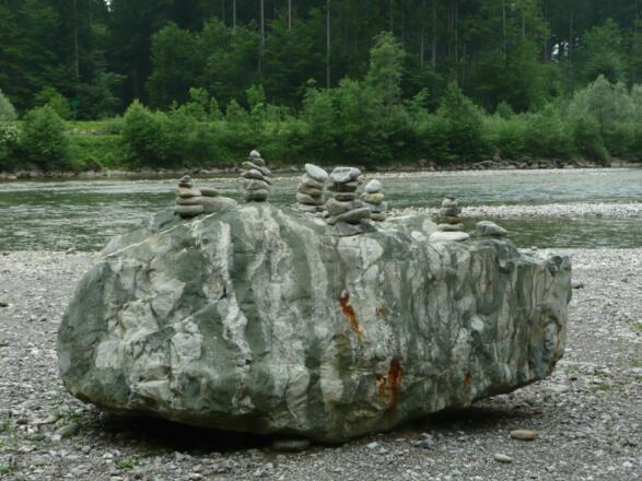 Steinmännchen an der Iller bei Fischen im Allgäu