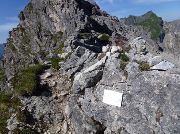 Trittsicherheit und Schwindelfreiheit gehören zur Tour... Die Gedenktafel mahnt dazu...
